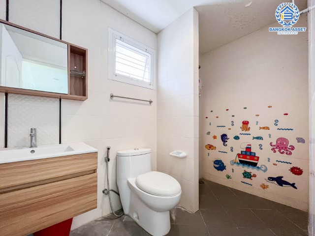 *****บ้านเดี่ยวมือสอง นนทบุรี ม.ดีซิโอ้ ราชพฤกษ์ หลังมุม เนื้อที่กว้างเกือบ 62 ตร.ว. ฟังก์ชัน 3 ห้องนอน 3 ห้องน้ำ ที่จอดรถ 2 คัน ภายในตกแต่งสวย ดูทันสมัย โครงการตั้งบนทำเลดี เชื่อมต่อทั้งถนนราชพฤกษ์, ถนนรัตนาธิเบศร์, ถนนชัยพฤกษ์, ถนนแจ้งวัฒนะ และรถไฟฟ้าสายสีม่วง "สถานีบางรักน้อยท่าอิฐ" และจุดขึ้นทางด่วน "งามวงศ์วาน"